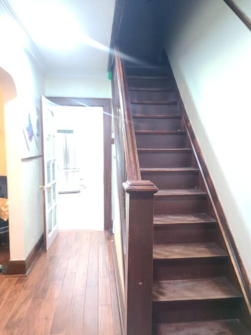 Apartment 3 Bedroom House In Downtown Toronto
