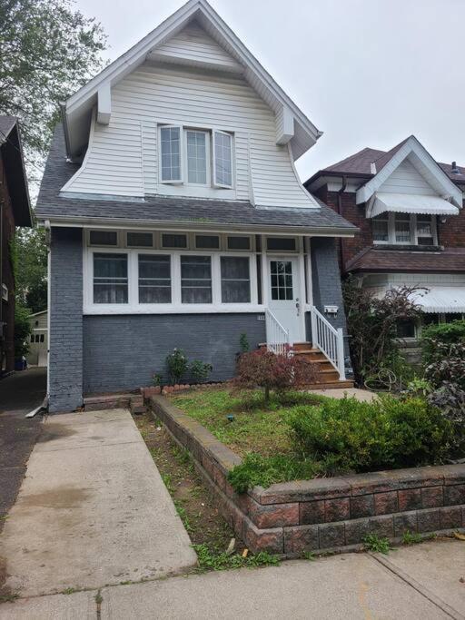 Apartment 3 Bedroom House In Downtown Toronto